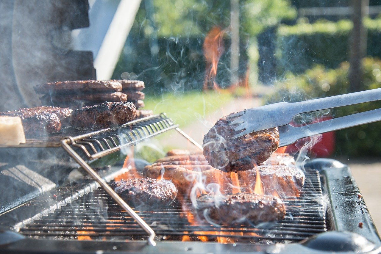 Przygotowywanie dań mięsnych na grillu – jak je zrobić dobrze?